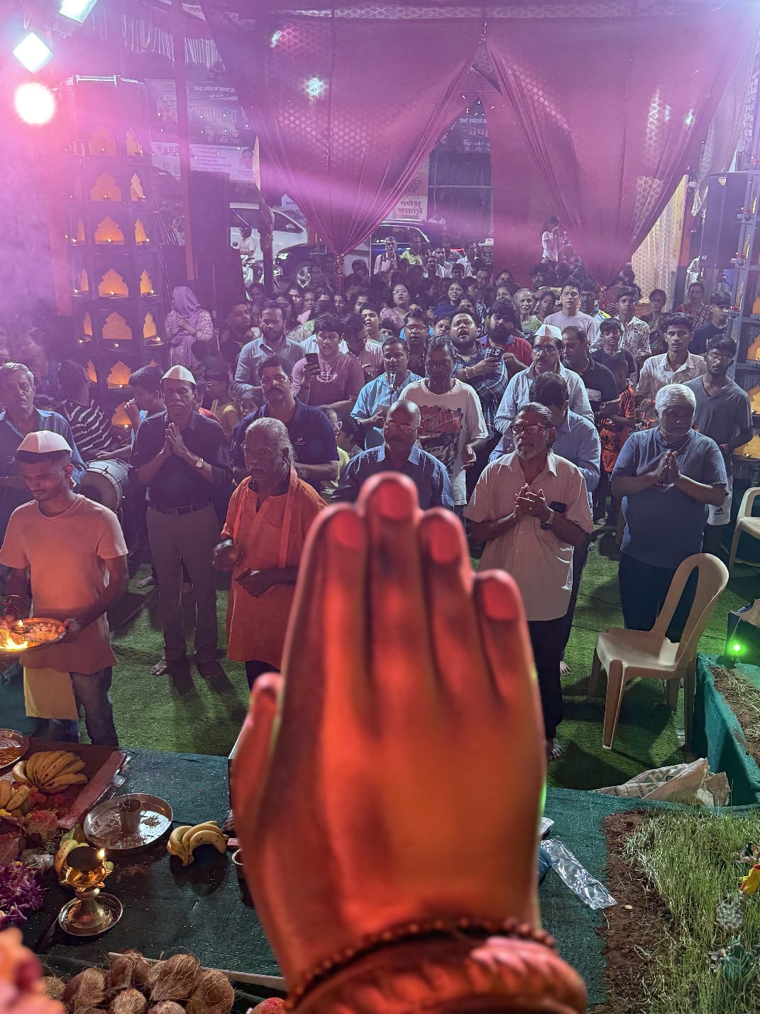 प्रार्थनेत एकवटलेले
