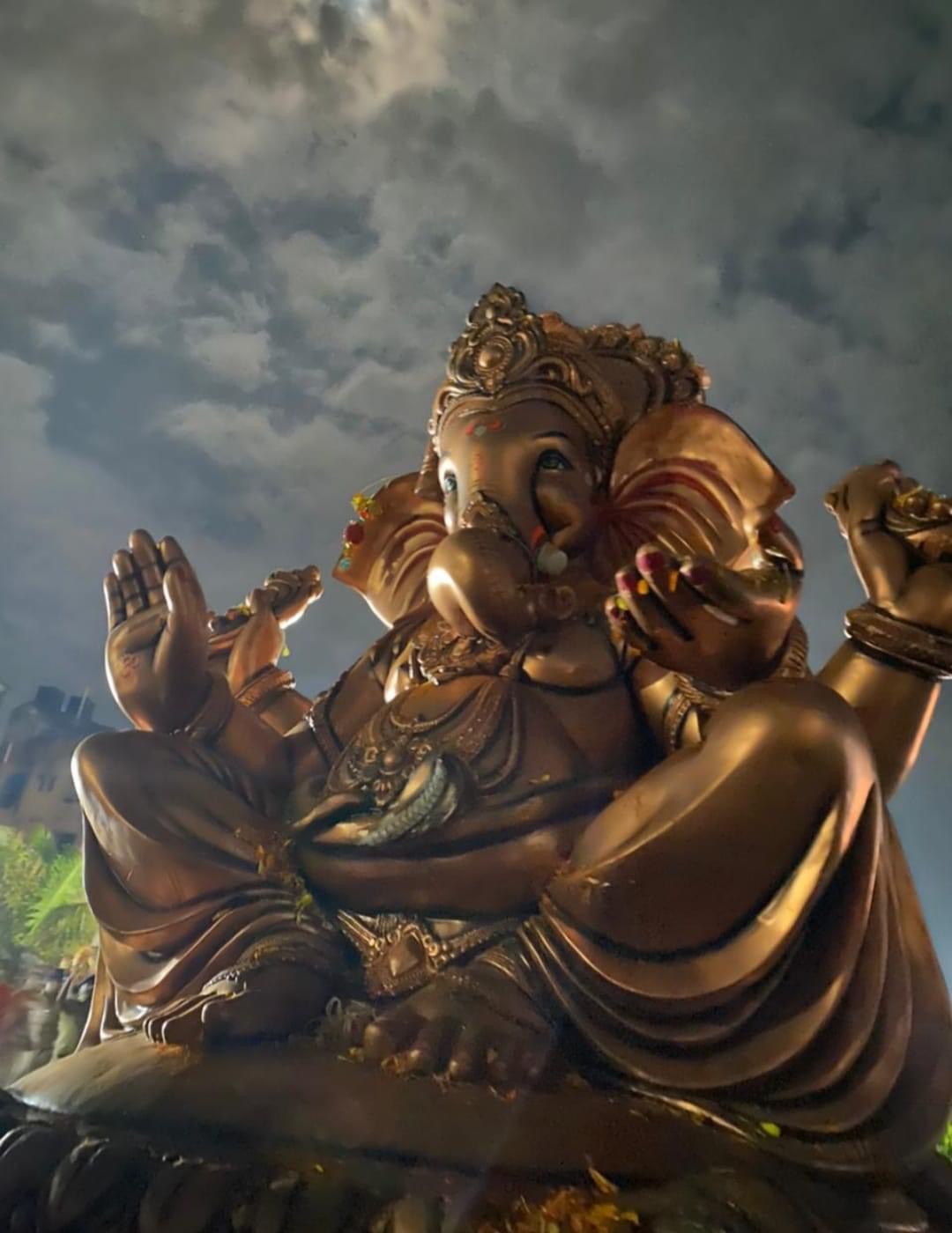 पावसाळी आकाशाखाली